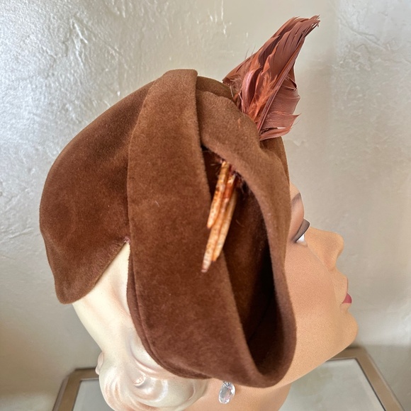 FASHIONABLE 1950s' RUSTY BROWN VELOUR FELT HAT + BOW + CURLY FEATHERS - Picture 6 of 12